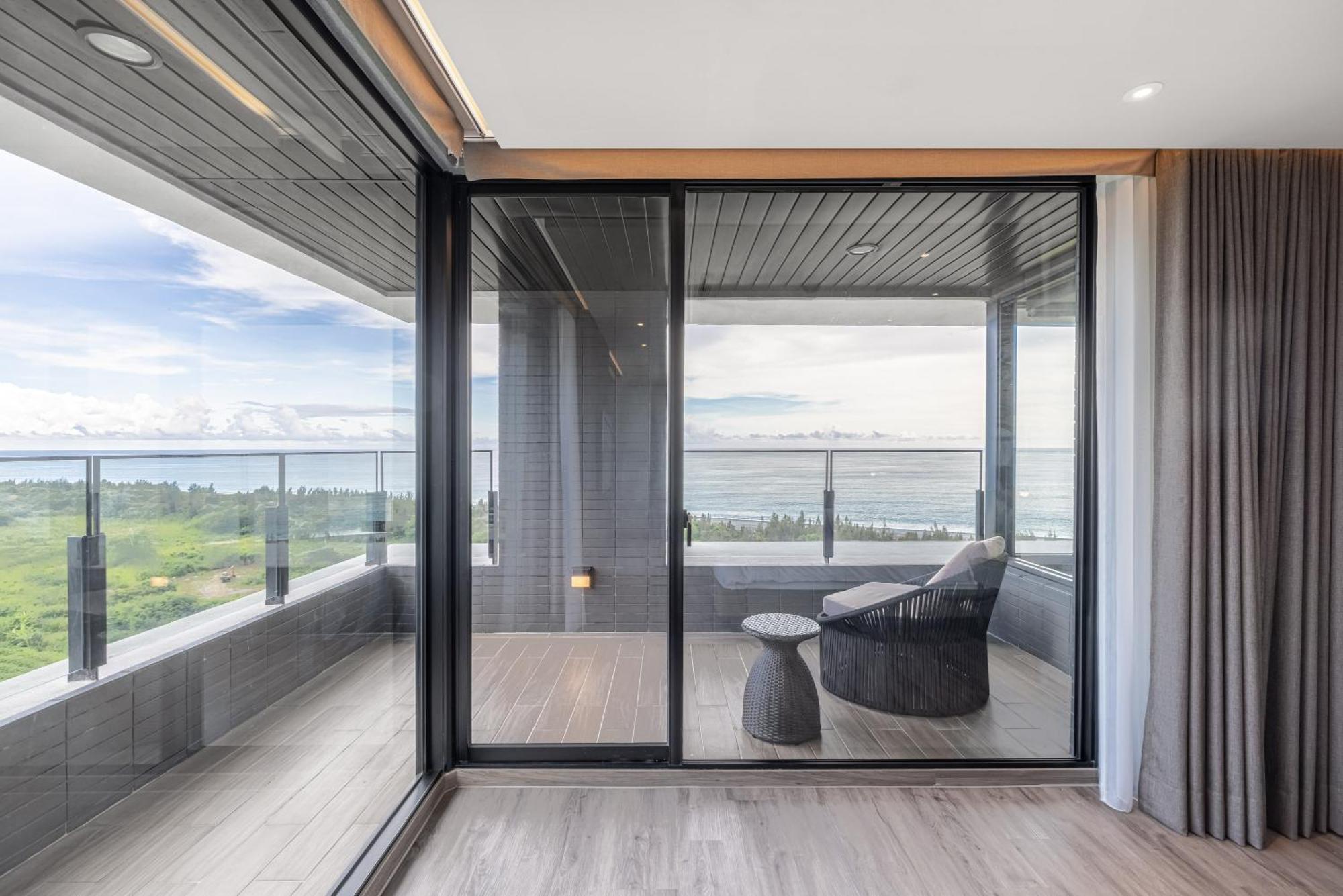 Lakeshore Hotel Hualien Taroko Shunan Værelse billede A sliding door